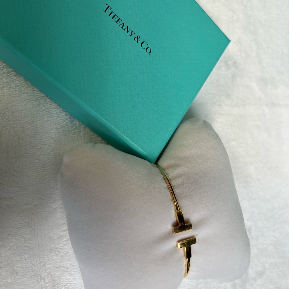 TIFFANY T WIRE BRACELET 18K Rose Gold, Size Medium. - Picture 10 of 17